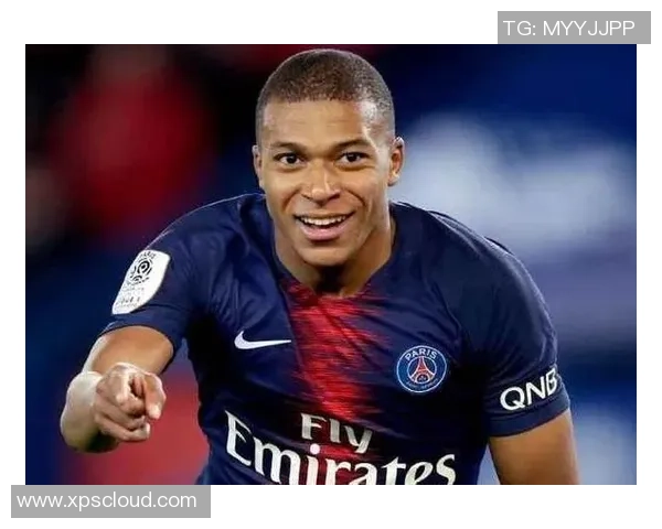 足球球星脸部特写：展现速度与力量的完美结合